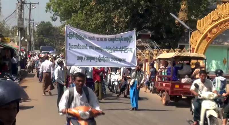 လိင္တူဆက္ဆံမႈျဖင့္ ဖမ္းဆီးခံထားရသည့္ ေက်ာင္းအုပ္ႀကီးႏွင့္ပတ္သက္ၿပီး ဆႏၵျပ