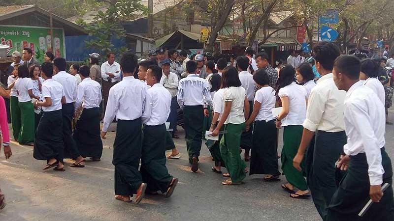 ျမင္​းၿခံၿမဳိ႕ တကၠသုိလ္​ဝင္​ခြင့္စာ​ေမးပြဲ ပထမဆုံး​ေန႔ ျမင္​ကြင္​း (ဓာတ္ပံု)