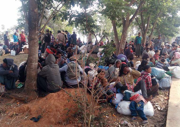 စစ္ေဘးေရွာင္ျမန္မာလုပ္သားမ်ား ေနရပ္ျပန္ႏိုင္ရန္ ေလာက္ကိုင္ခ႐ုိင္ၾကက္ေျခနီအသင္း ကူညီ