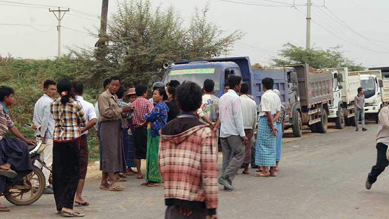 အမ်ဳိးသမီးတဦးအား တုိက္မိမႈေၾကာင့္ ေက်ာက္သယ္ကားမ်ားကုိ မုိးႀကိဳးျပင္ေဒသခံမ်ား ပိတ္ဆုိ႔