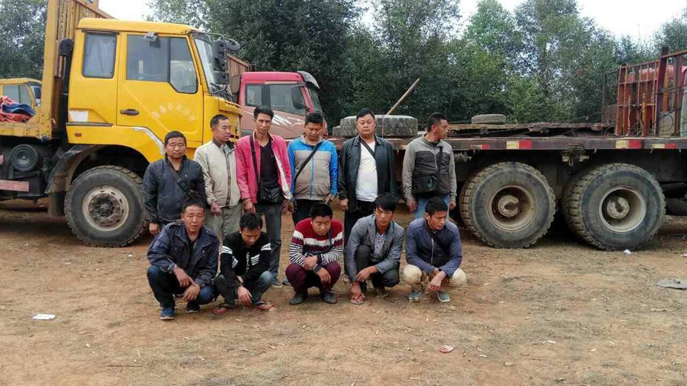 သစ္ခိုးထုတ္သည့္ တ႐ုတ္ႏိုင္ငံသား ၁၁ ဦးကုိ ယႏၲရားမ်ဳိးစုံ ၉၉ စီးႏွင့္အတူ ဖမ္းမိ