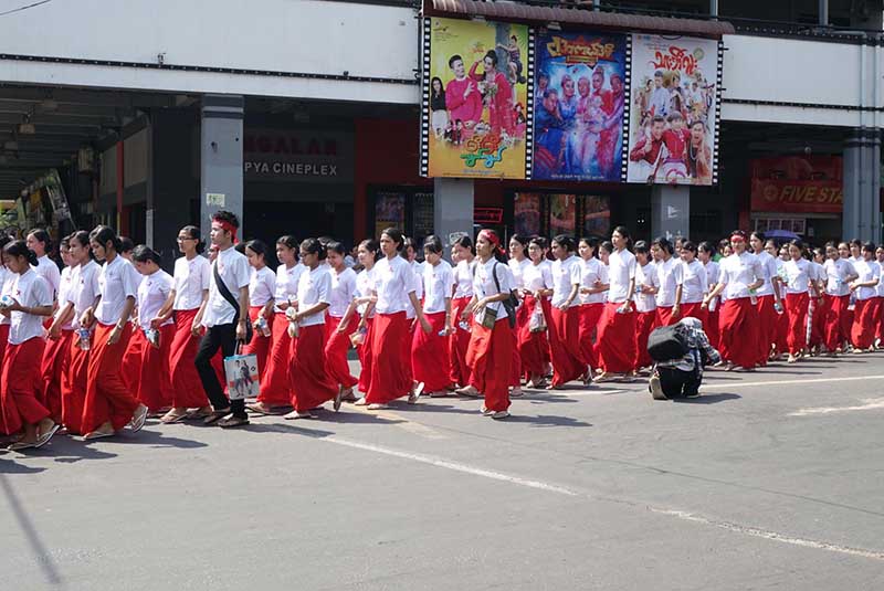 သူနာျပဳဆရာမမ်ား ရန္ကုန္ၿမဳိ႕လယ္တြင္ လွည့္လည္ဆႏၵျပ - (ဓာတ္ပုံ)