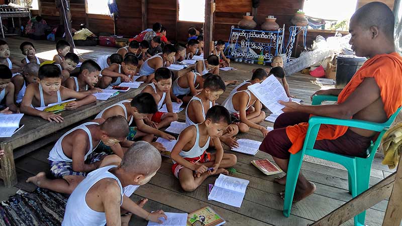 တိုက္ႀကီး ေခ်ာင္းက်ဳိးရြာ ဘုန္းႀကီးေက်ာင္းတြင္ စာအံသင္ေနၾကသည့္ ကေလးငယ္မ်ား- ဓာတ္ပံု