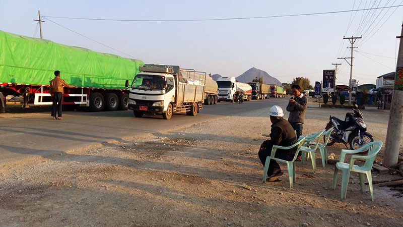 လား႐ိႈး-မူဆယ္လမ္းေပၚ ဆက္ေၾကးေကာက္မႈေၾကာင့္ ကုန္တင္ကားမ်ားျပန္လွည့္၊ ကုန္ေစ်းႏႈန္းတက္