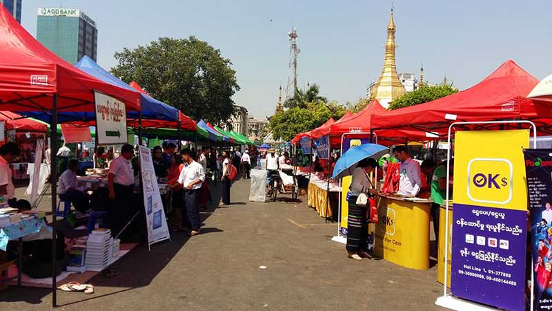 ရန္ကုန္ၿမိဳ႕လယ္ မဟာဗႏၶဳလပန္းၿခံေရွ႕ စာနယ္ဇင္းေစ်းေရာင္းပြဲေတာ္(ဓာတ္ပံု)