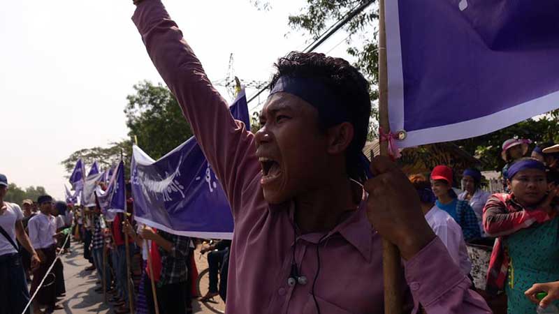 သႀကၤန္ ၁၀ ရက္ ပိတ္ေပးေရး လိႈင္သာယာအလုပ္သမားမ်ားဆႏၵျပ- သတင္းဓာတ္ပံု