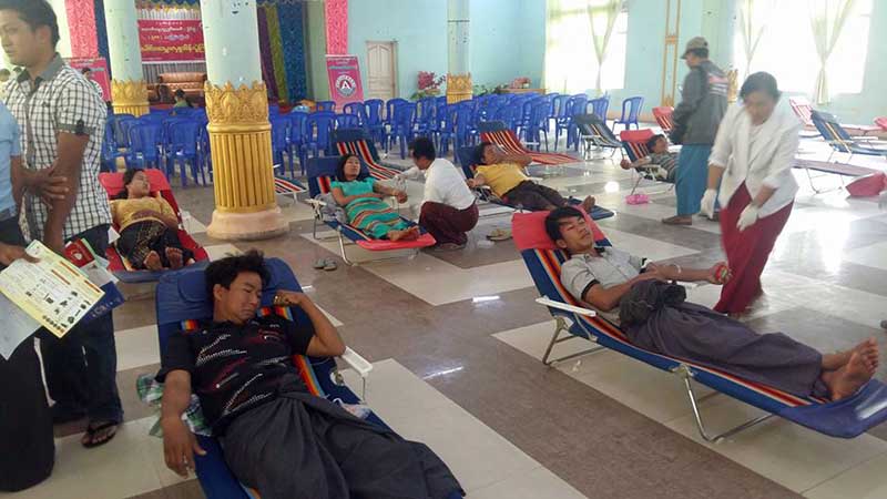 ျမင္​းၿခံေဒသက ရြာသား၄၀၀ စုေပါင္းေသြးလႉဒါန္​း (သတင္းဓာတ္ပံု)
