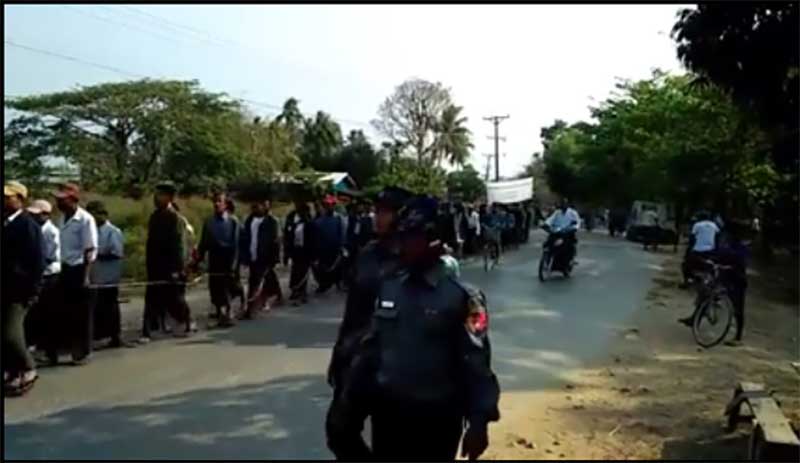 သစ္ပင္စိုက္ေယာင္ေဆာင္ၿပီး သစ္ထုတ္လုပ္ေနမႈတားဆီးေပးရန္ ဂြၿမိဳ႕တြင္ဆႏၵျပ