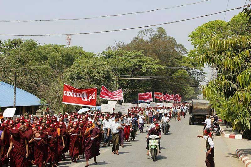 ဥပေဒႏွင့္မညီဘဲ ႏိုင္ငံသားကတ္ထုတ္ေပးေနမႈ ရခိုင္ျပည္နယ္အႏွံ႔ ဆႏၵျပ
