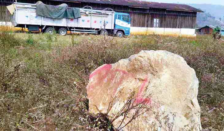 ဖရဲသီးမ်ားဖုံးအုပ္သယ္လာသည့္ ေက်ာက္စိမ္းအ႐ုိင္းတံုးမ်ား ဖမ္းမိ