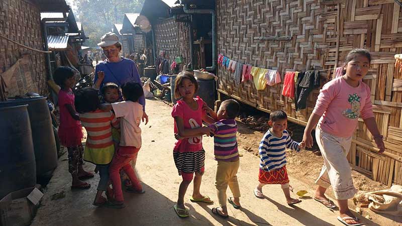 နမ့္ဖတ္ကာ ခရစ္ယာန္ေက်ာင္းအတြင္းက စစ္ေဘးေရွာင္ဒုကၡသည္မ်ား (ဓာတ္ပုံ)
