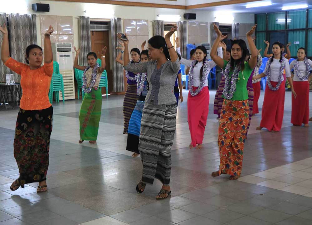 မန္းသၾကၤန္အတြက္ ယိမ္းတိုက္ေနၾကသူမ်ား (ဓာတ္ပံု)