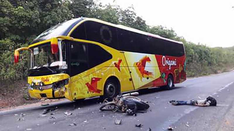 ေရႊစင္စႀကၤာ ခရီးသည္တင္ယာဥ္ႏွင့္ ဆုိင္ကယ္တုိက္၊ ၂ ဦးေသဆုံး