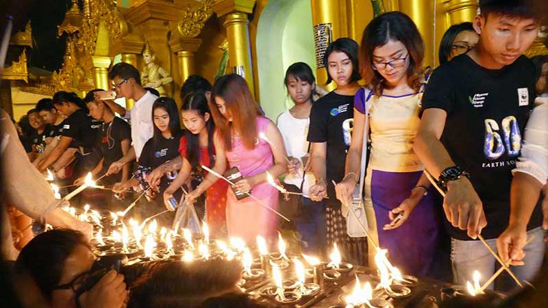 ကမာၻ႔ရာသီဥတုေျပာင္းလဲမႈ သတိထားမိေစရန္ ဆီမီးတေထာင္ ထြန္းညႇိပူေဇာ္ပြဲ ျပဳလုပ္