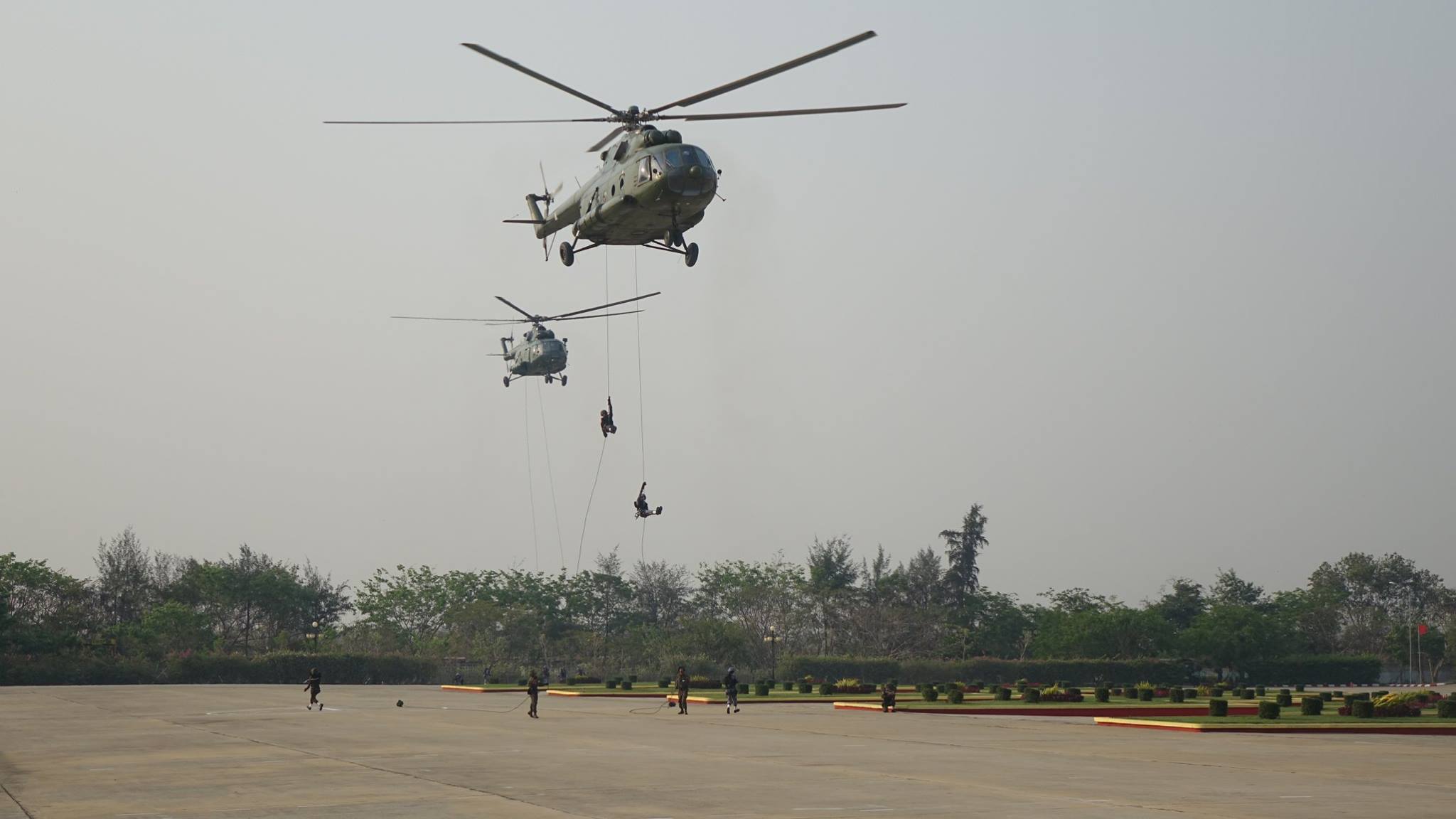 တပ္မေတာ္ေလတပ္က တုိက္ေလယာဥ္မ်ား စစ္ေရးျပေနစဥ္ (႐ုပ္သံ)