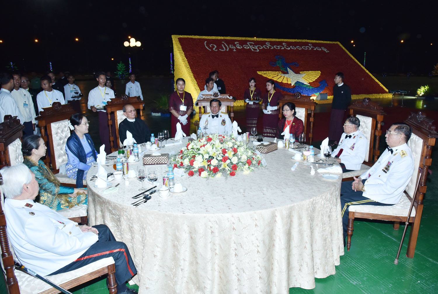 တပ္မေတာ္ေန႔ ညစာစားပြဲ၌ေတြ႔ရသည့္ ကာခ်ဳပ္ႏွင့္ သမၼတေဟာင္းဦးသိန္းစိန္ (ဓာတ္ပံု)