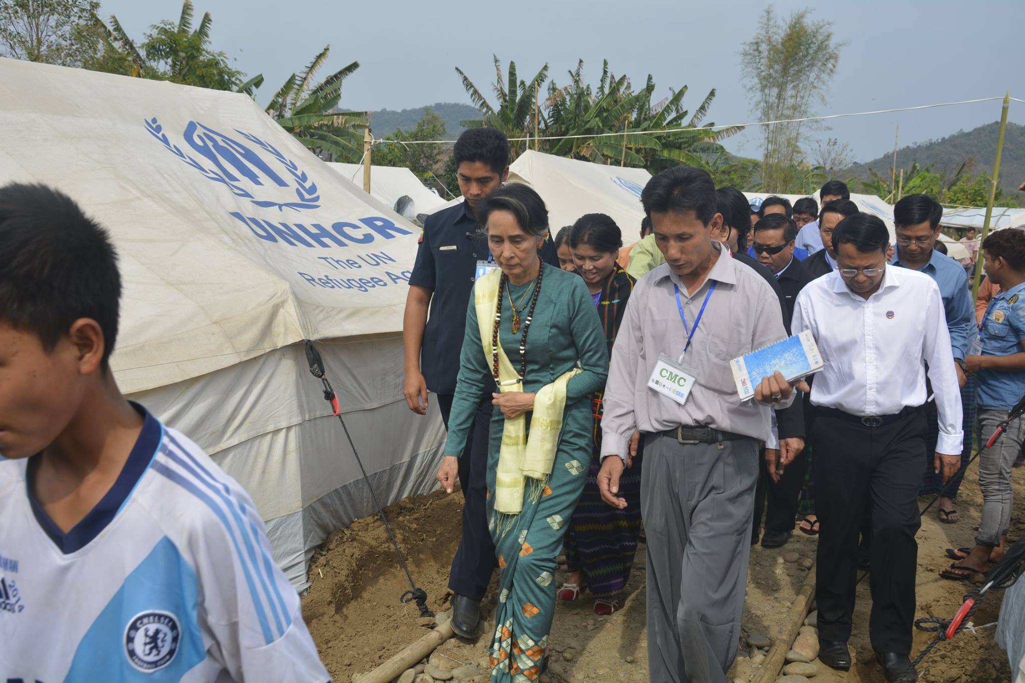 စစ္ေဘးေရွာင္အုိင္ဒီပီစခန္းမ်ားကို ေဒၚေအာင္ဆန္းစုၾကည္ သြားေရာက္