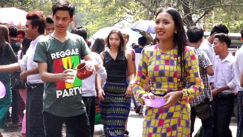 ဒဂံုတကၠသိုလ္ ေက်ာင္းသားသႀကၤန္ပြဲေတာ္ (ဓာတ္ပံု)