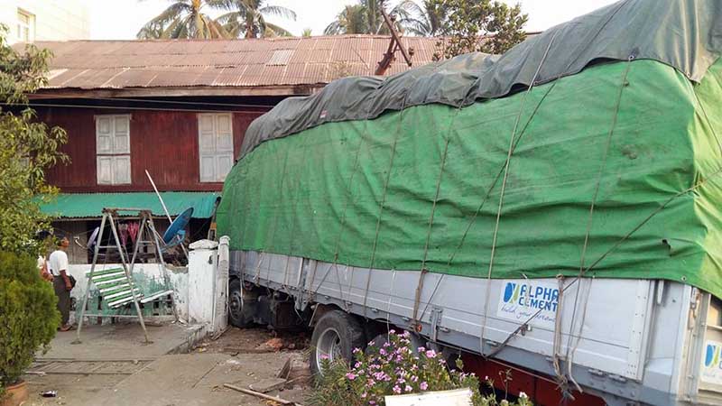 ေညာင္ေလးပင္တြင္ ၁၂ ဘီးယာဥ္ ဘရိတ္ေပါက္ၿပီး ေနအိမ္ဝင္တိုက္