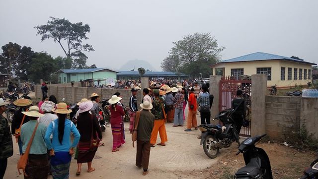 မုိင္​း႐ႉးၿမိဳ႕​ေပၚတြင္ ျပည္သူမ်ား မဲ​ေပးရန္ ​တန္​းစီ​ေစာင္​့ဆုိင္​း (ဓာတ္ပုံ)