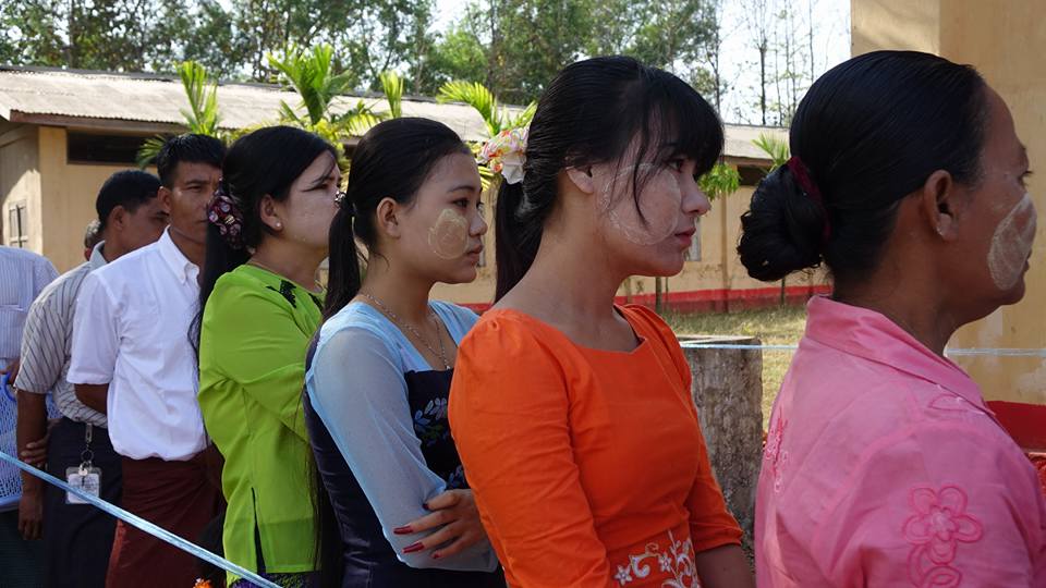 အမ္းၿမဳိ႕နယ္ စစ္တပ္မဲ႐ုံတြင္ တပ္မိသားစုမ်ား ၾကားျဖတ္ေရြးေကာက္ပြဲမဲေပး