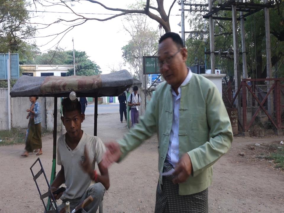 မံုရြာမဲ႐ုံတြင္ မသန္စြမ္းသူတစ္ဦး လာေရာက္မဲေပးေနစဥ္  - ဓာတ္ပံု