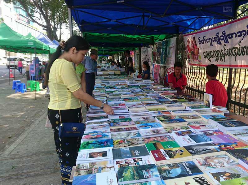 ရန္ကုန္စာအုပ္တန္း ေနာက္ဆံုးရက္သတၱပတ္ စာအုပ္မ်ား ေလ်ာ့ေစ်းျဖင့္ ေရာင္းခ်ေပးေန
