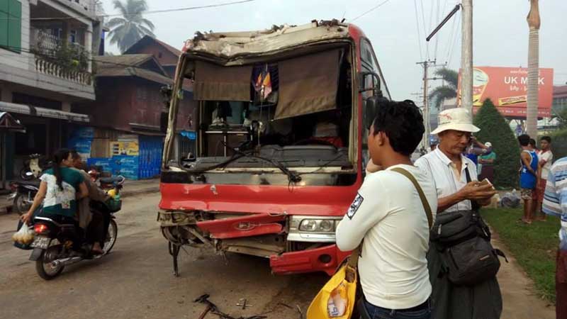 ၿမိတ္ၿမိဳ႕တြင္ ဘုရားဖူးယာဥ္တစီး အရွိန္လြန္၍ လမ္းေဘးဓာတ္တိုင္ဝင္တိုက္