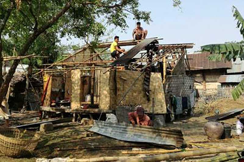 ဟသၤာတခ႐ိုင္အတြင္း ေလျပင္းတိုက္ခတ္မႈေၾကာင့္ လူေနအိမ္မ်ား ပ်က္စီး