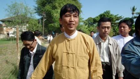 နိုင္ငံ​ေရး​အက်ဥ္း​သား​မ်ား​ လြတ္​ေျမာက္ (ဓာတ္ပံု)