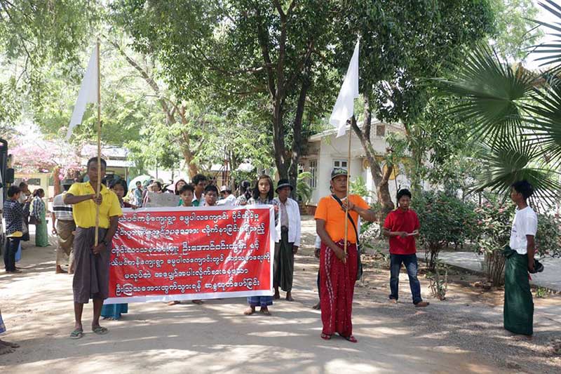 ဘုန္းႀကီးေက်ာင္းပိုင္ဆိုင္မႈႏွင့္ ပတ္သက္၍ တိုင္းအစိုးရ႐ံုးေရွ႕ ဆႏၵျပ