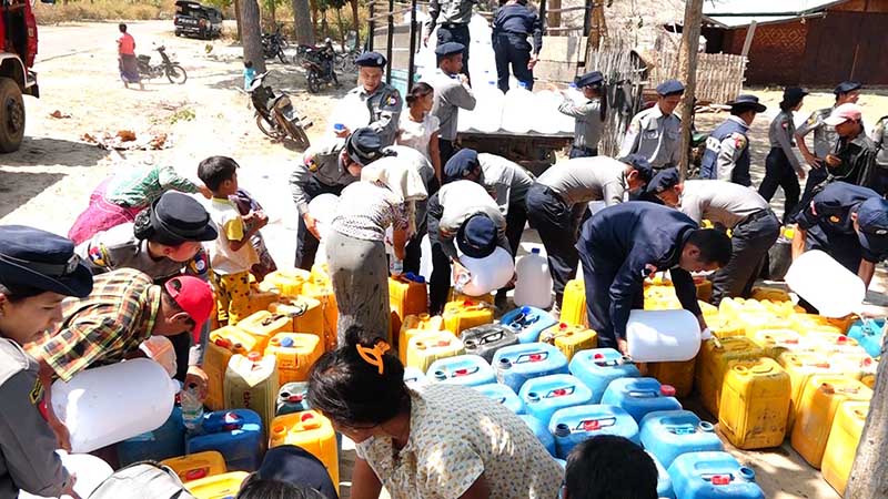 ေရရွားသည့္ ေက်းရြာအခ်ဳိ႕ကို ရဲတပ္ဖဲြ႔ ဦးေဆာင္ၿပီး ေရလႉဒါန္း