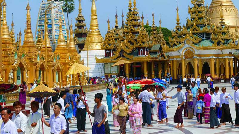 ေရႊတိဂုံ​ေစတည္​​ေတာ္​တြင္ ​ရဟန္​းခံ႐ွင္​ျပဳ အလႉအတန္းျပဳသူမ်ားျဖင္​့ စည္​ကား (ဓာတ္ပုံ)