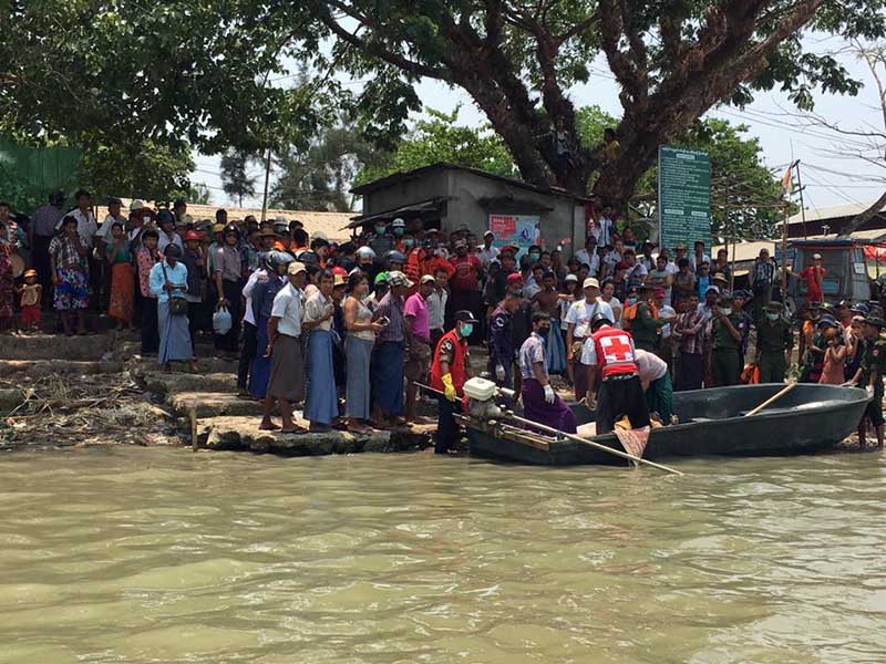 နစ္ျမဳပ္ခဲ့သည့္ စက္ေလွႏွင့္ အေလာင္းမ်ား ဆယ္ယူလာသည့္ျမင္ကြင္း (ဓာတ္ပုံ)