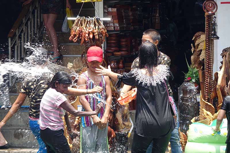 ဗိုလ္ခ်ဳပ္ေစ်းသႀကၤန္ (ဓာတ္ပံု)