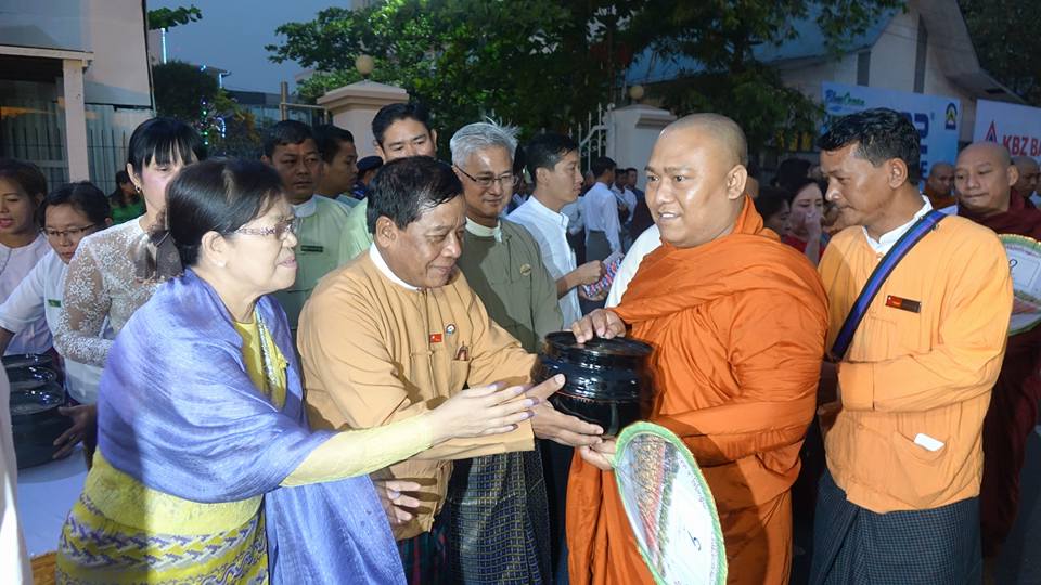 မႏၱေလးတုိင္း၀န္ႀကီးခ်ဳပ္ႏွင့္အစုိးရအဖြဲ႔ သံဃာ ၁၀၈ ပါး ဆြမ္းေလာင္းလႉပြဲ (ဓာတ္ပုံ)