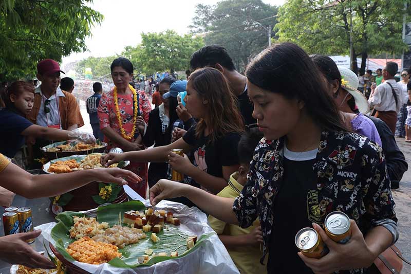မႏၱေလးၿမိဳ႕ ၂၆ လမ္း၊ ၇၈×၆၆ လမ္းၾကားရွိ လမ္းေလ်ွာက္သႀကၤန္ပြဲေတာ္မွာ ျမင္ေတြ႔ရတဲ့ စတုဒီသာကုသိုလ္