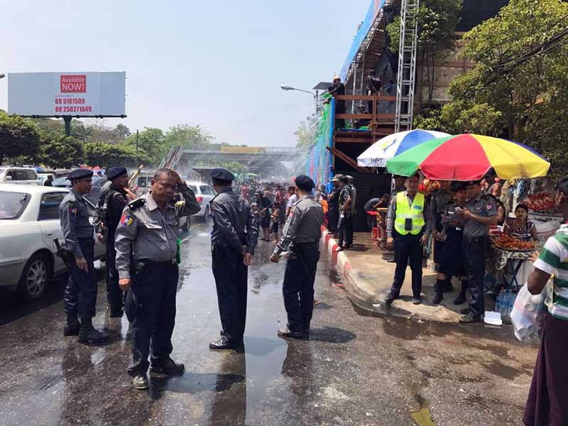 ရန္ကုန္သႀကၤန္ ရဲႏွင့္ ယာဥ္ထိန္းရဲမ်ား လံုၿခံဳေရး တင္းက်ပ္ (ဓာတ္ပံု)