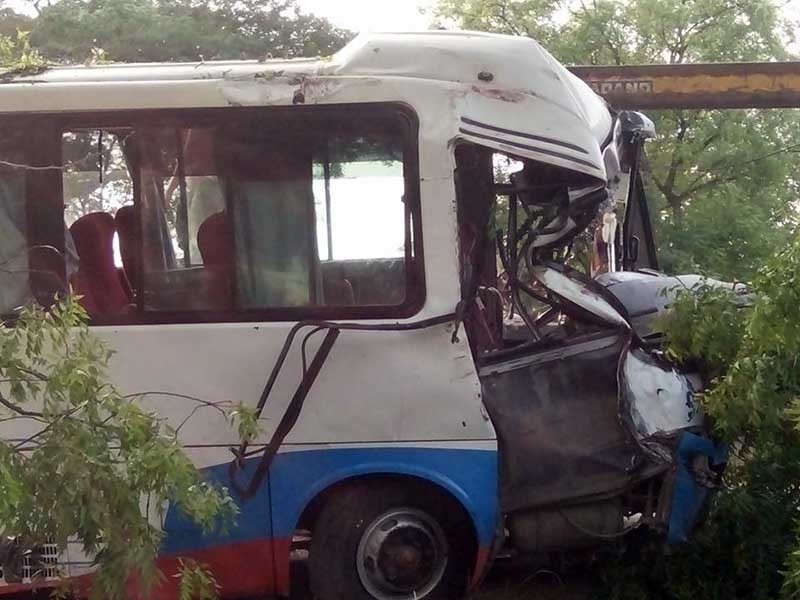 ခုိေျပးလာသည့္ စုံတြဲ တည္းခုိခန္းေရွ႕ ထုိင္ေနစဥ္ မီနီဘတ္စ္ ၀င္တုိက္၊ အမ်ဳိးသမီး ေသဆုံး
