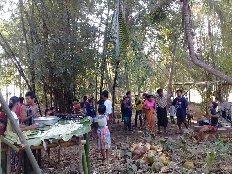 ဘုိကေလးက ေတာဓေလ့ သႀကၤန္ေရကစားၾကပုံႏွင့္အလႉအတန္းလုပ္ပုံ (ဓာတ္ပုံ)