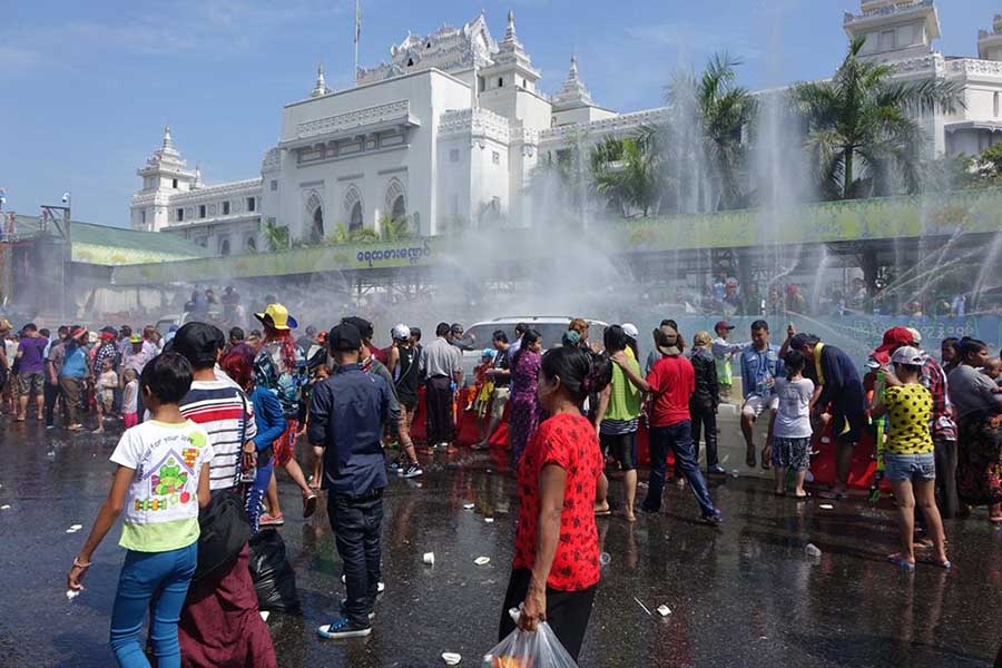 ရန္ကုန္ၿမိဳ႕တြင္း သႀကၤန္အက်ေန႔ ျမင္ကြင္းမ်ား