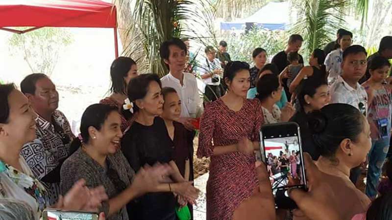 ေဒၚေအာင္ဆန္းစုၾကည္ သႀကၤန္အႀကိဳေန႔ ေရကစား (ဓာတ္ပံု)