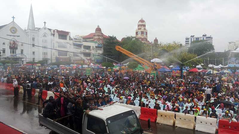 ရန္ကုန္ၿမိဳ႕ေတာ္ မဟာသႀကၤန္မ႑ပ္ သႀကၤန္အတက္ေန႔ မနက္ျမင္ကြင္းမ်ား