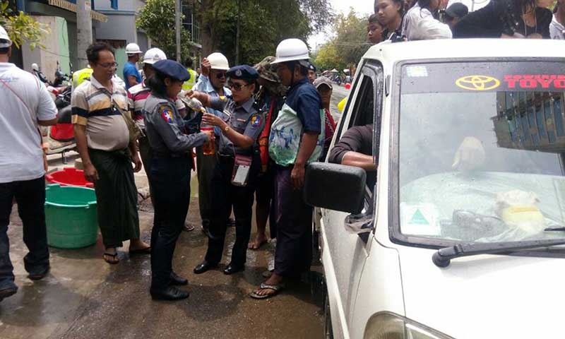 မႏၱေလးတုိင္းေဒသႀကီး ရဲတပ္ဖြဲ႔ တုတ္၊ ဓား၊ လက္နက္ ကုိင္သူမ်ားကုိ ပိတ္ဆုိ႔ရွာေဖြ