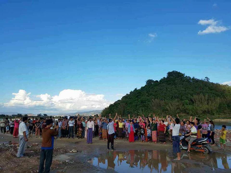 မူဆယ္ကူးတုိ႔ဆိပ္ ေလလံေအာင္သည့္ ျပည္သူ႔စစ္အဖြဲ႔ကို ေဒသခံမ်ားဆႏၵျပ