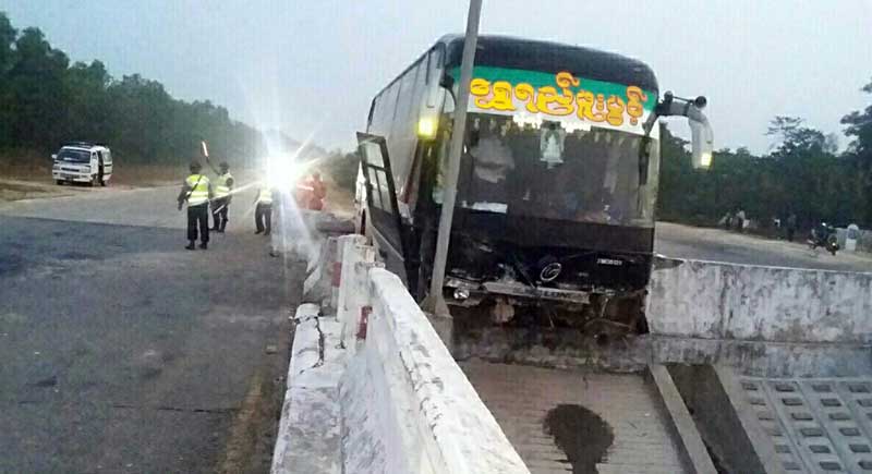 အျမန္လမ္းမႀကီးေပၚ ခရီးသည္တင္ယာဥ္တစီး လမ္းလယ္တုံးမ်ားကုိ ၀င္တုိက္