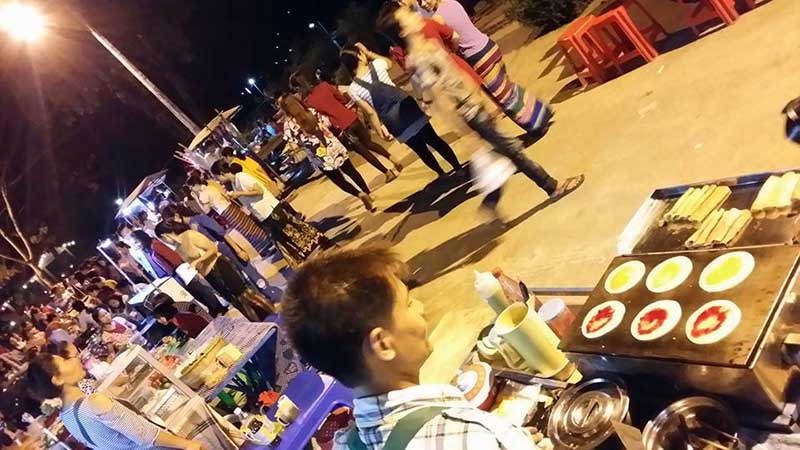 ဘားအံၿမိဳ႕တြင္ အသစ္ဖြင့္လွစ္လိုက္သည့္ ညေစ်းျမင္ကြင္း(ဓာတ္ပံု)