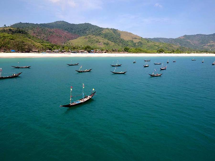 သဘာ၀အလွေတြ မပ်က္စီးေသးတဲ့ တီဇစ္ပင္လယ္ကမ္းေျခအလွ (ဓာတ္ပံု)