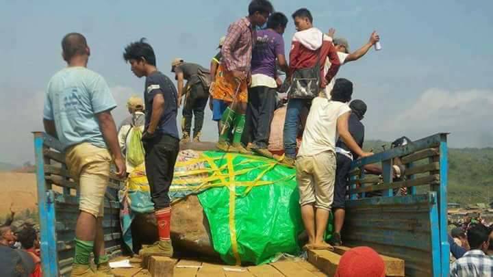 ဖားကန္႔တြင္ တန္ခ်ိန္ ၄ တန္ခန္႔ရွိ ေက်ာက္စိမ္းအ႐ုိင္းတံုးႀကီးေတြ႔ရွိ
