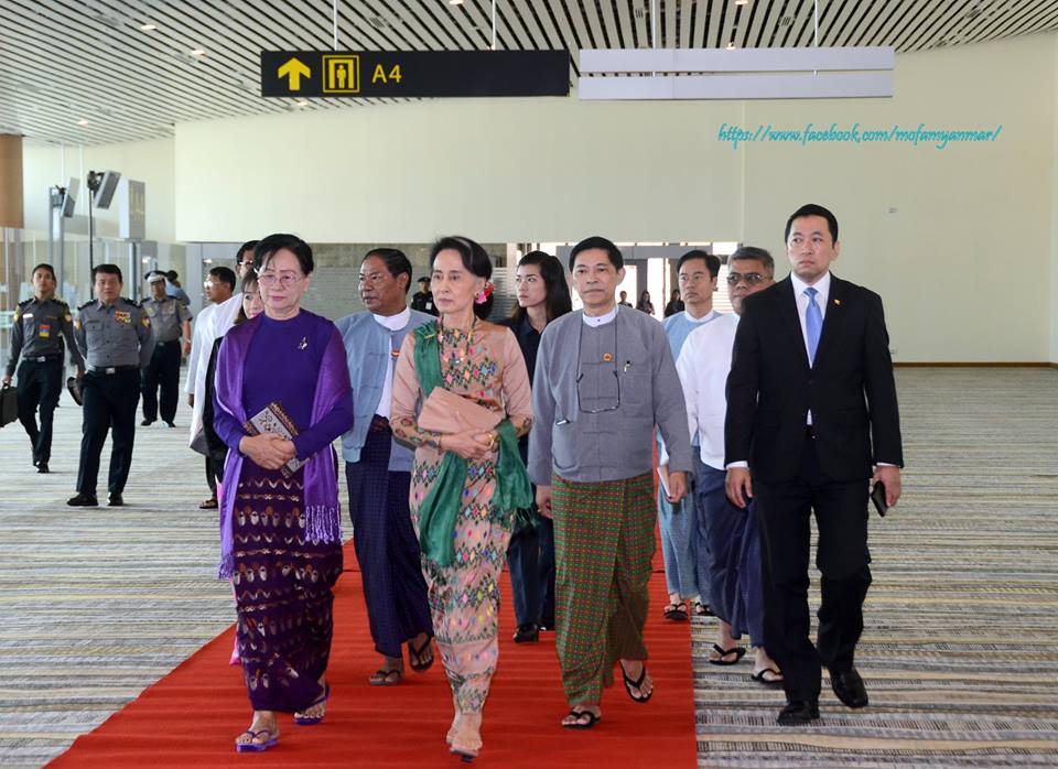 အာဆီယံထိပ္သီးအစည္းအေ၀းတက္ရန္ ေဒၚေအာင္ဆန္းစုၾကည္ဖိလစ္ပိုင္ႏိုင္ငံထြက္ခြာ
